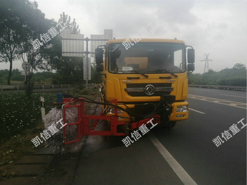 護(hù)欄板清洗車(chē)